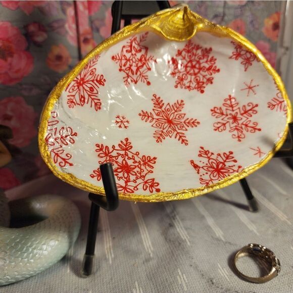 DECOUPAGE CLAM SHELL DECOUPAGE RED SNOWFLAKES ❄️ ON A CLAM SHELL TRINKET DISH - Picture 2 of 11